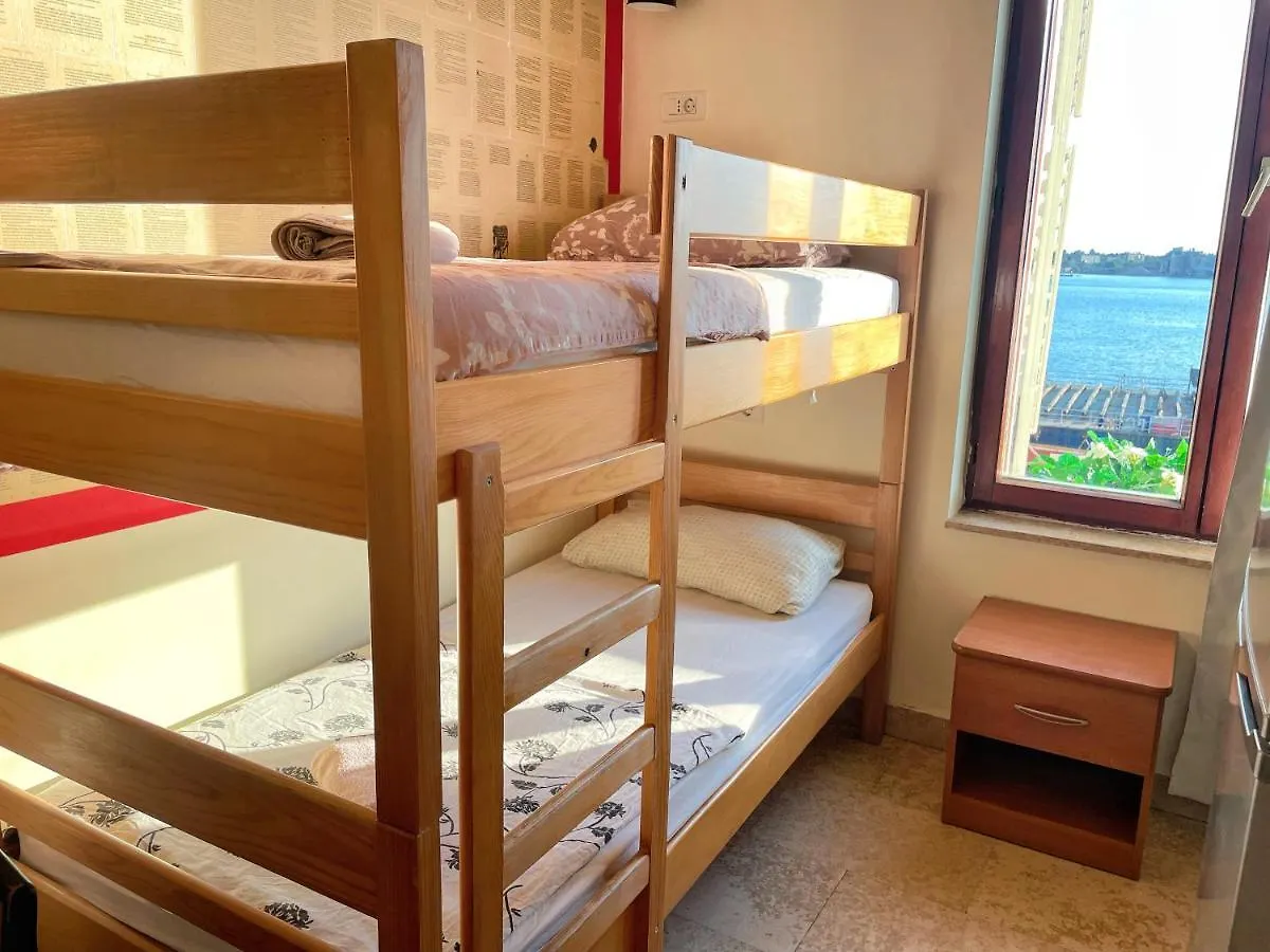 Hostel Pipistrelo Pula 0*,
